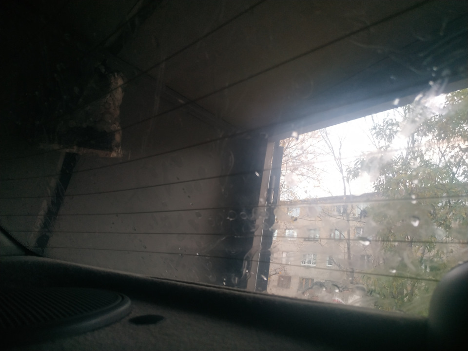 Бульбашки під клейонкою заднього скла 2