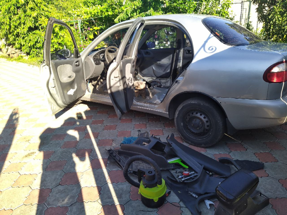 Не гасне індикатор відчинених дверей і не світить плафон у салоні 1