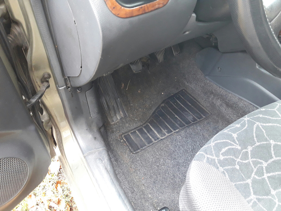 Мокрий килимок і запах вогкості в машині. 2