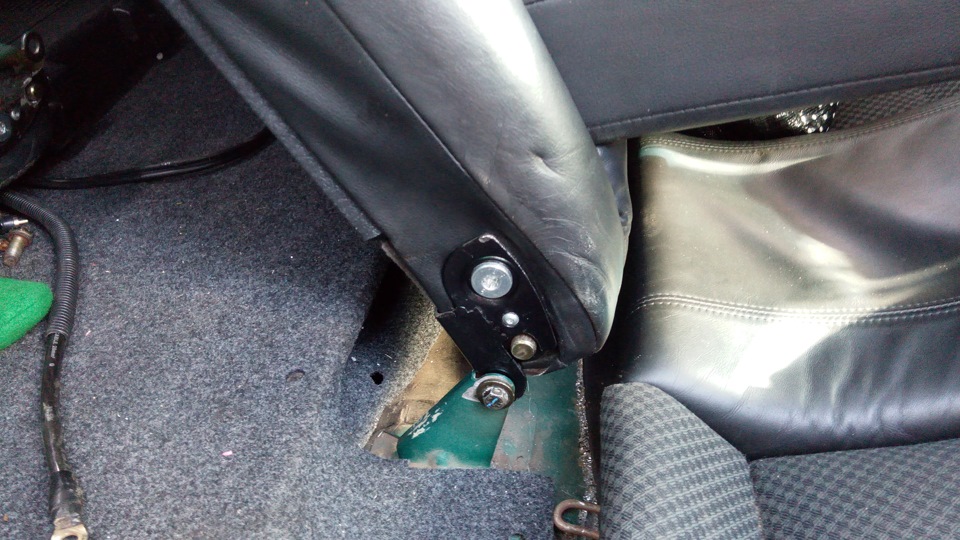 Встановлення задніх сидінь Vectra B Recaro 5