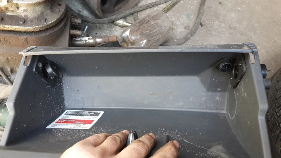 ...все мало, або ховаємо додаткові прикурювачі в бардачок)