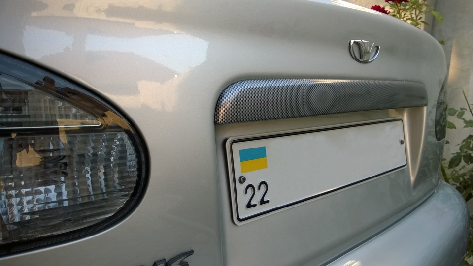 Поклейка решітки радіатора, планки заднього номера і трикутників на стеклах 4