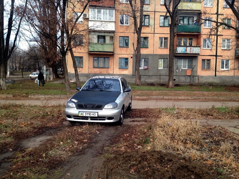 Помив і поміняв наклейку на капоті 3