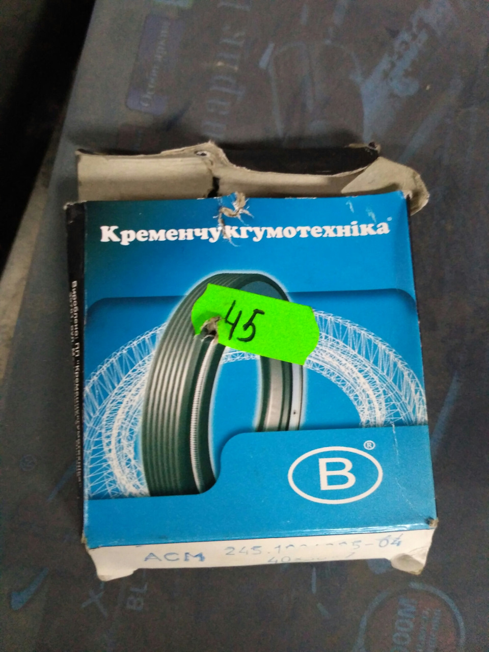 Новий сальник розподільного валу. Заміна свічок. 3