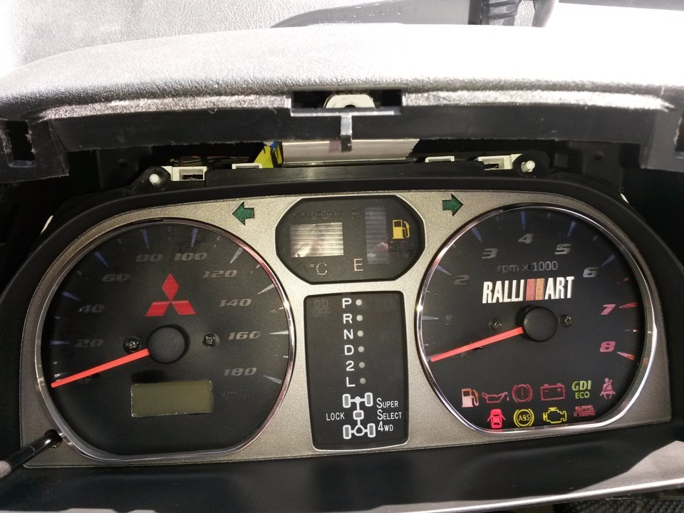 І знову хром кільця в приладку цього разу в Pajero io 2