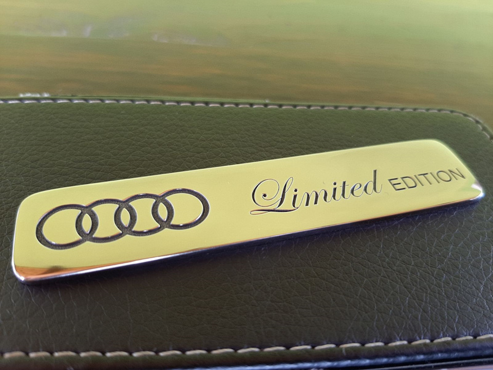 Шильдик на торпеду AUDI 2
