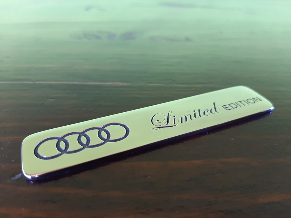 Шильдик на торпеду AUDI 5