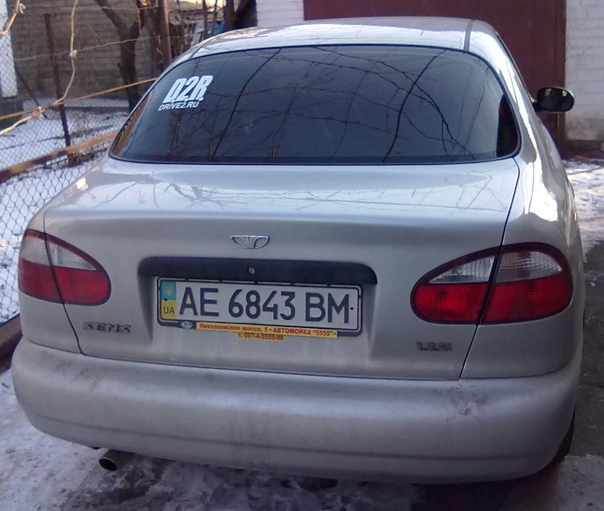 Наклеєна наклеєна і красується на склі =) 3
