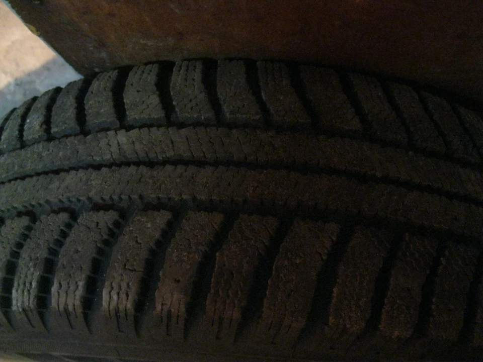 Продаю 2 комплекти зимової гуми на дисках (Nordmaster r13 та Michelin r14)