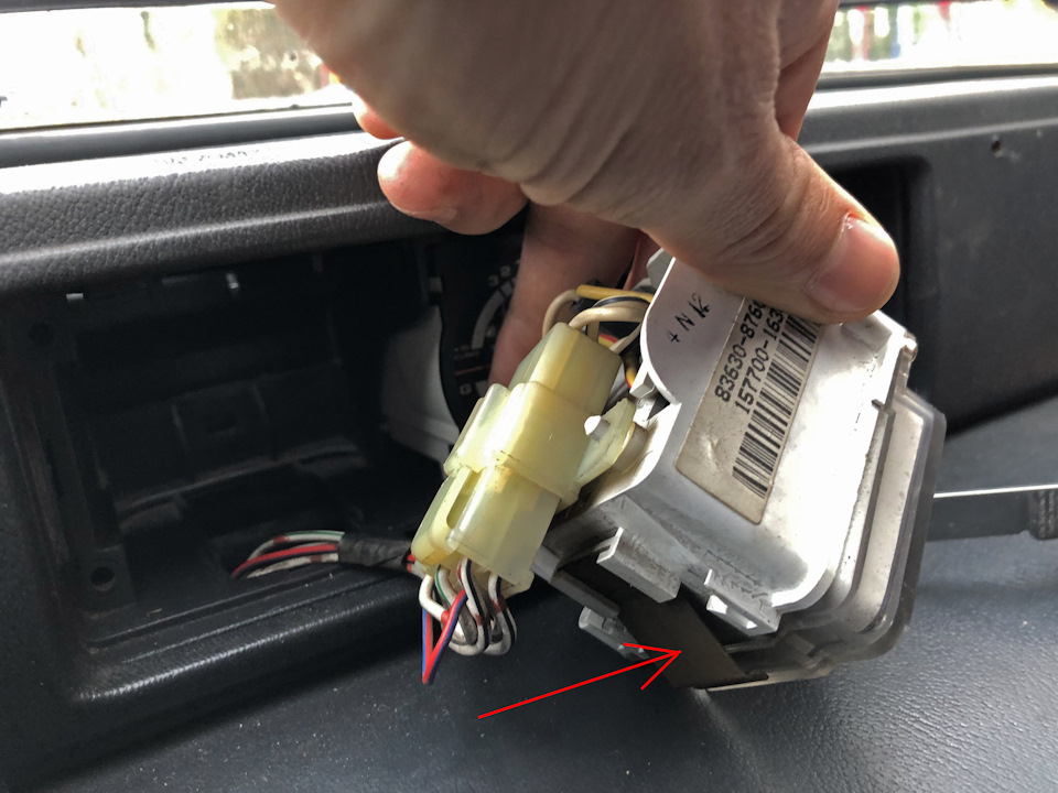 Як зняти панель приладів Daihatsu Feroza частина (2/3) 2