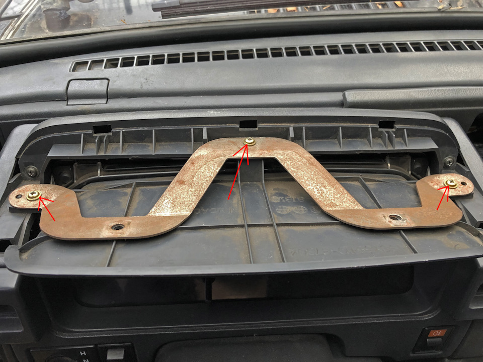 Як зняти панель приладів Daihatsu Feroza частина (2/3) 4