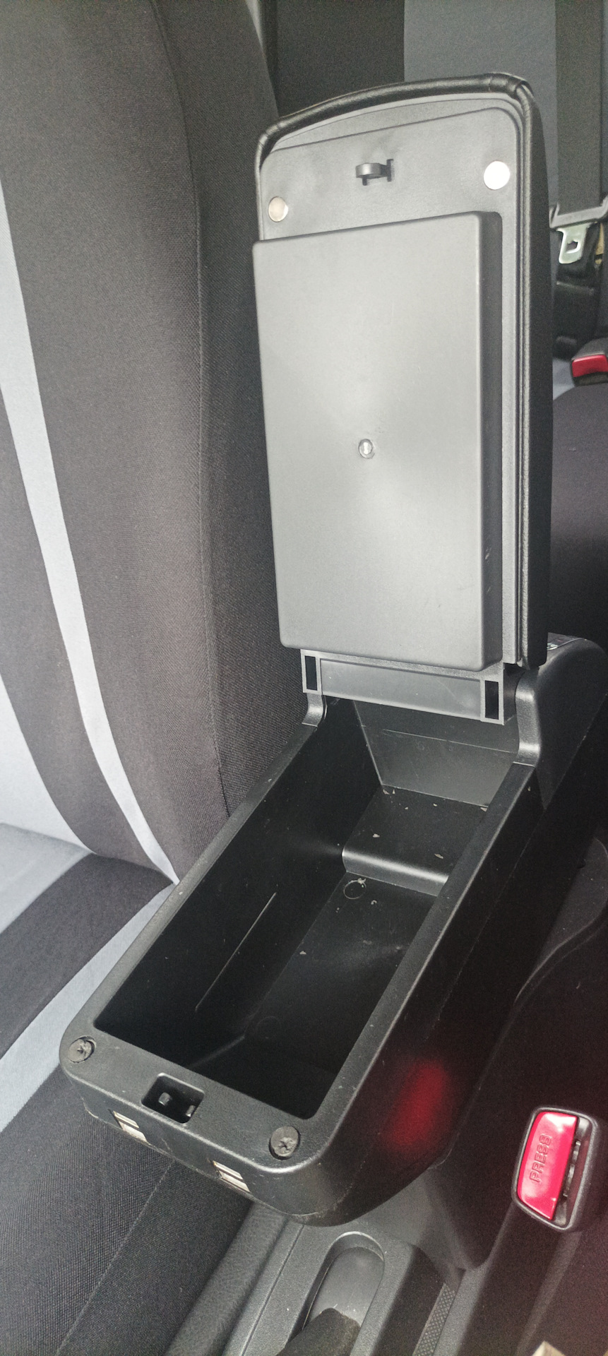 Підлокітник з USB 2