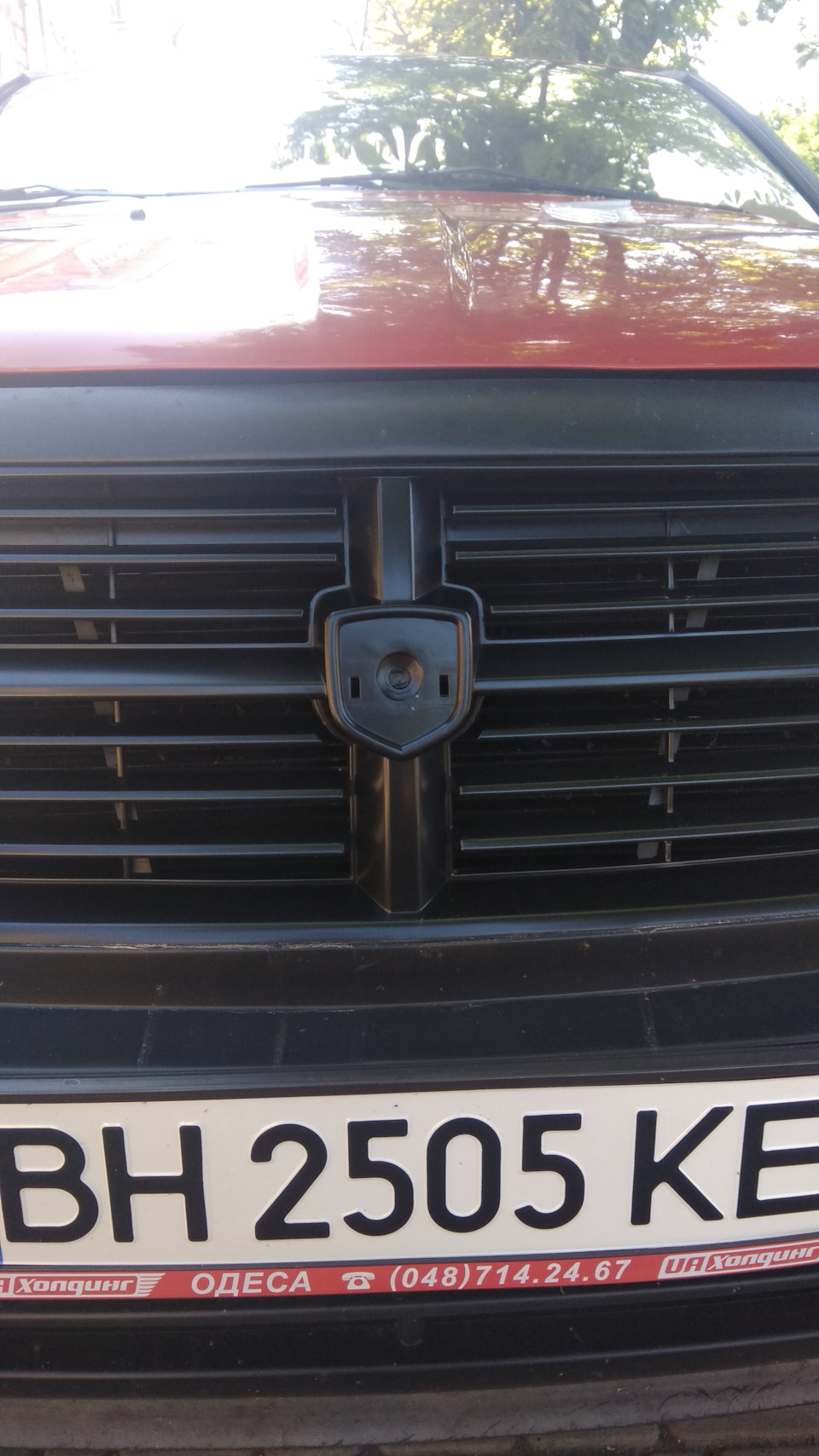 Dodge Caliber емблема на радіаторні грати. 3