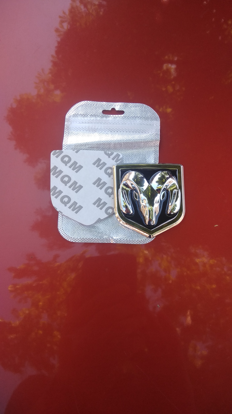 Dodge Caliber емблема на радіаторні грати. 1