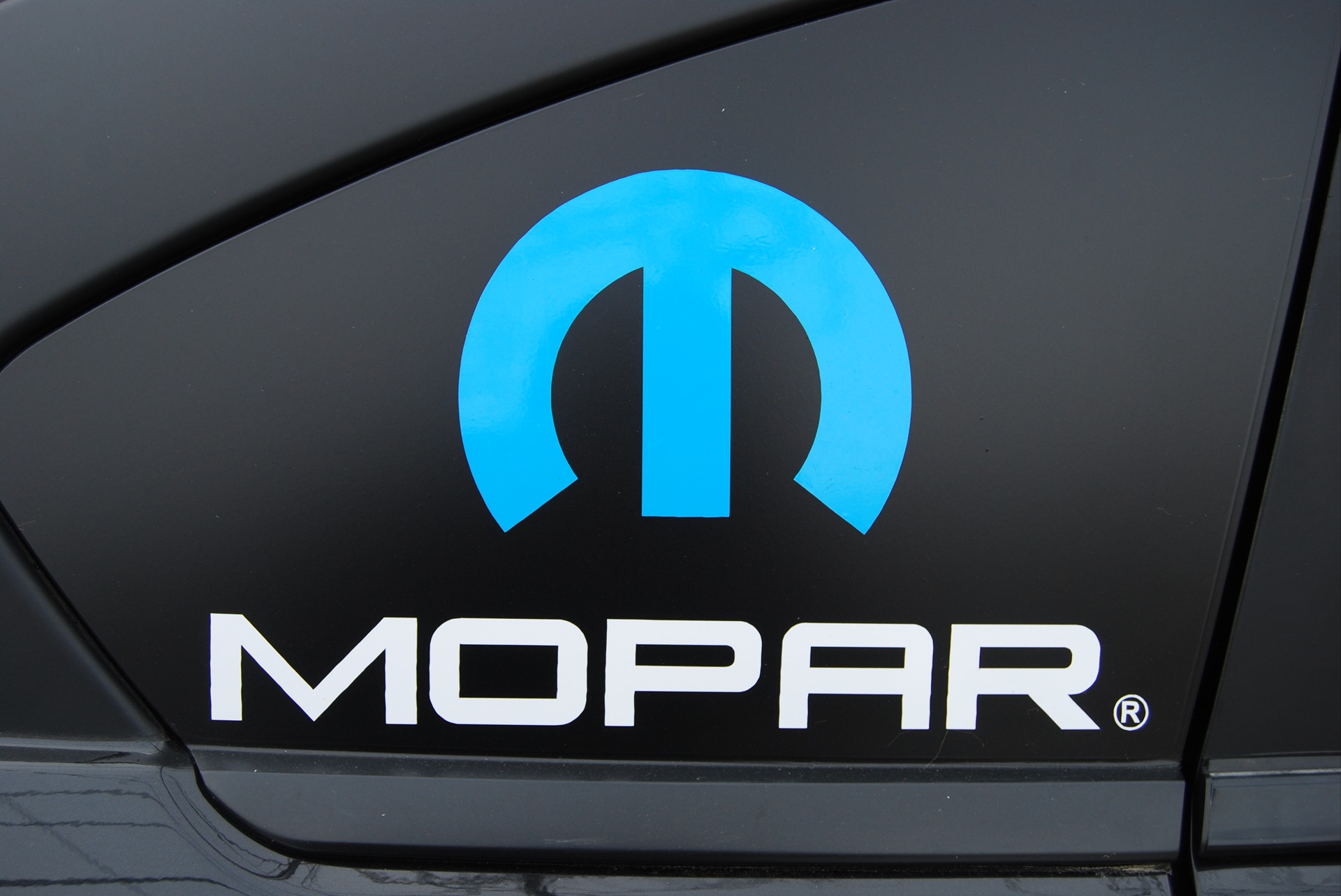 Наліпка MOPAR на склі 1