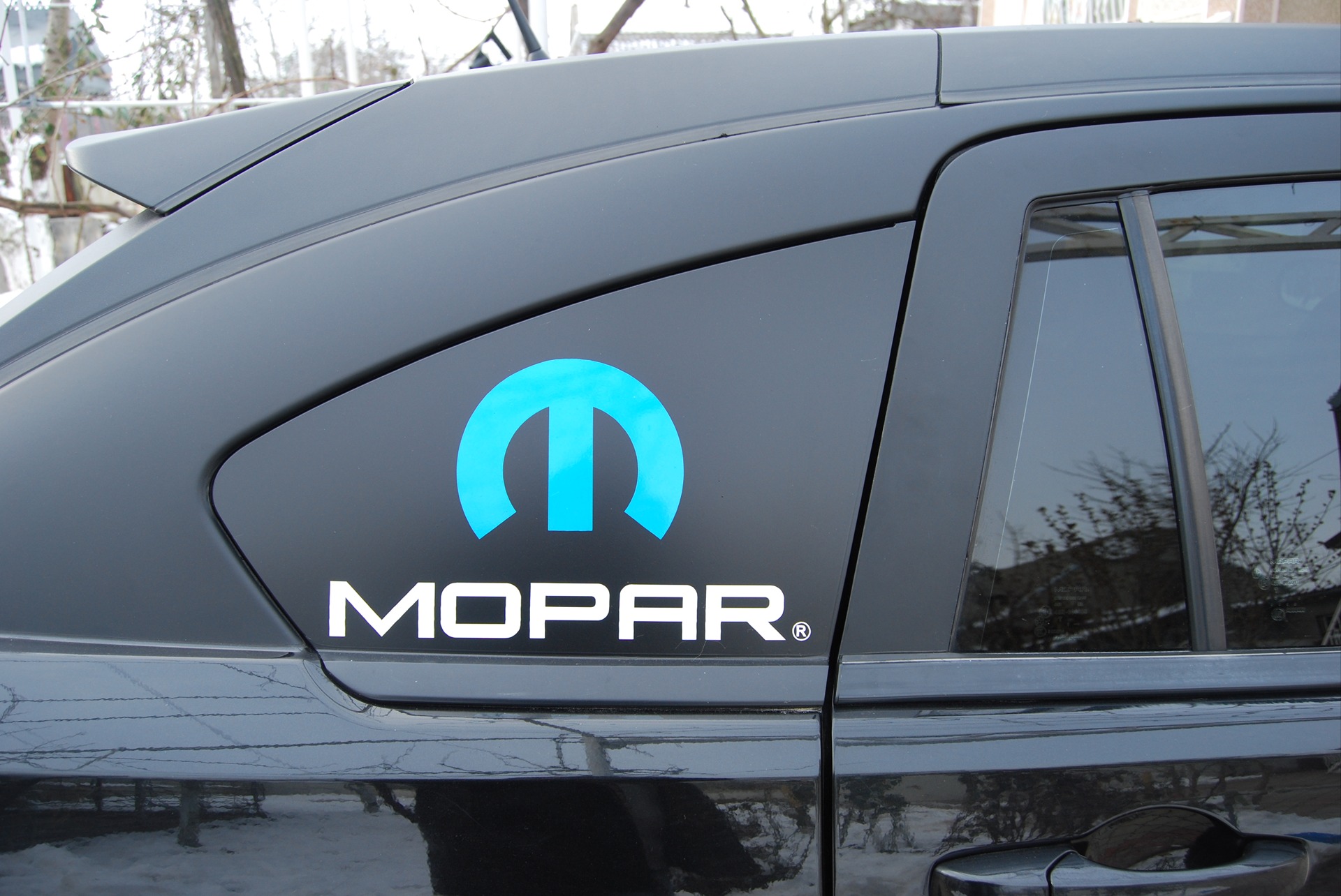 Наліпка MOPAR на склі 3