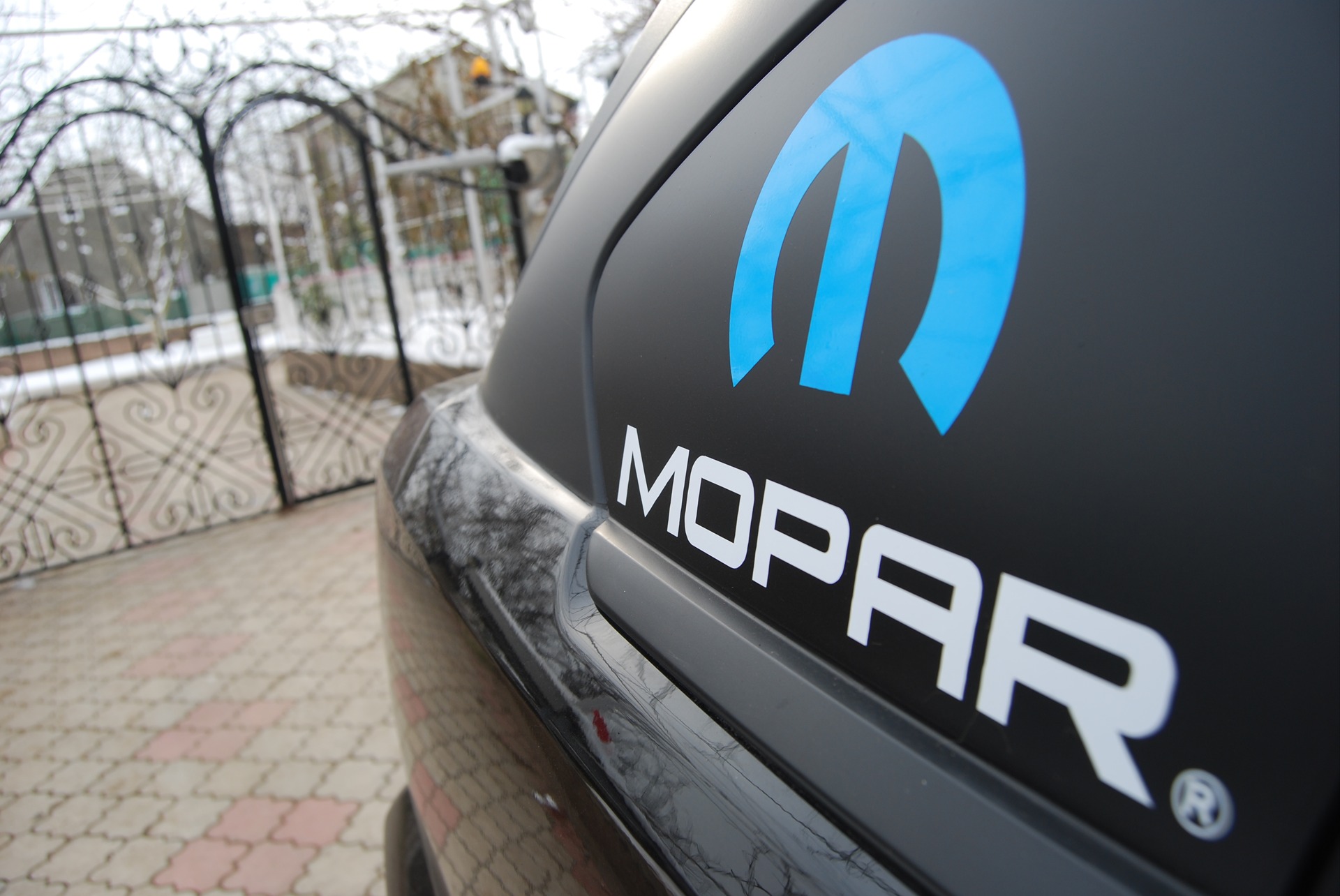 Наліпка MOPAR на склі 4