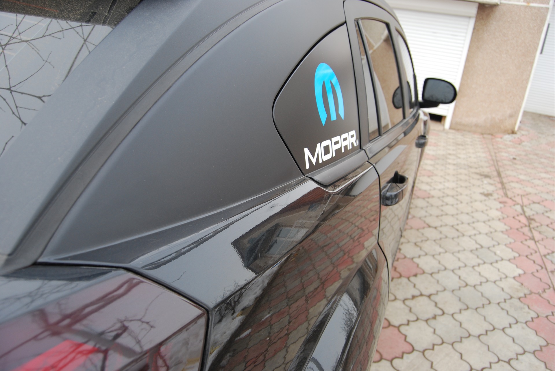 Наліпка MOPAR на склі 2