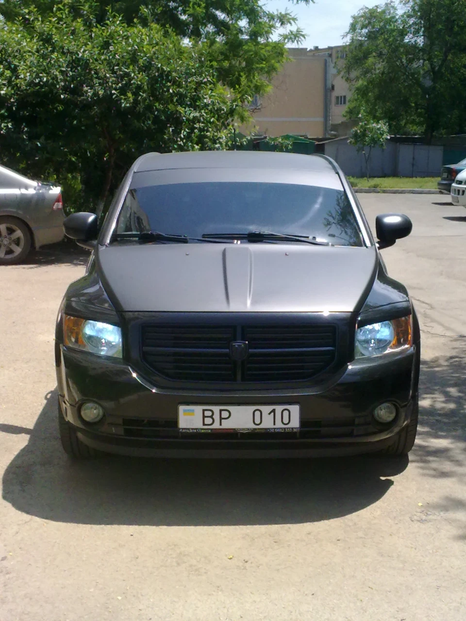 Затягнув матовою плівкою капот, дах, стійки, стопи