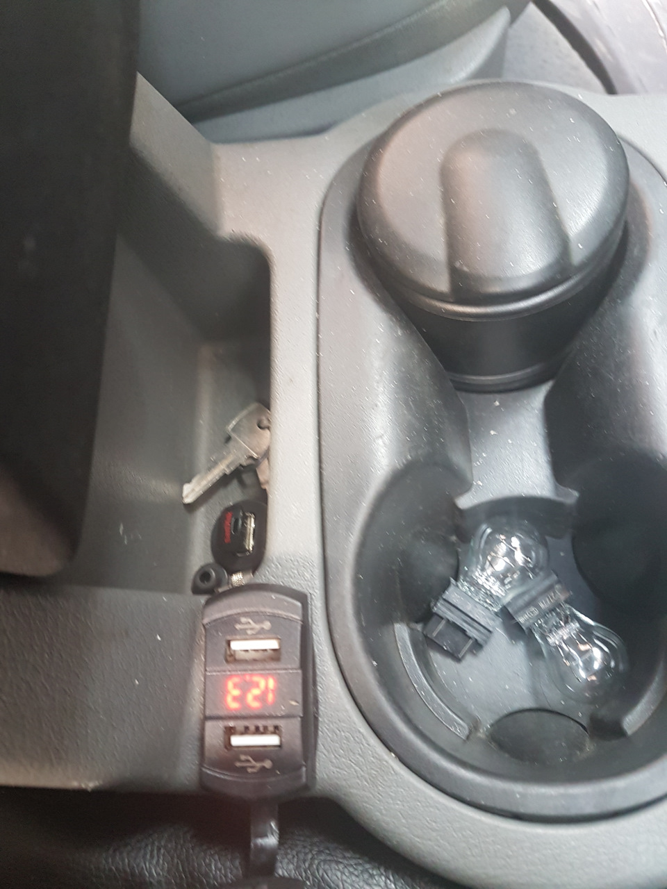 Парочка USB і вольтметр в салон))) 3