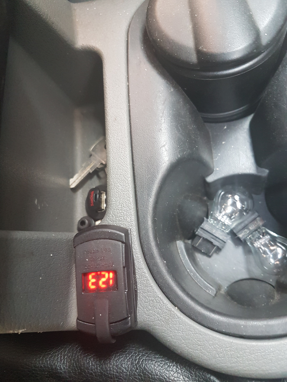 Парочка USB і вольтметр в салон))) 1
