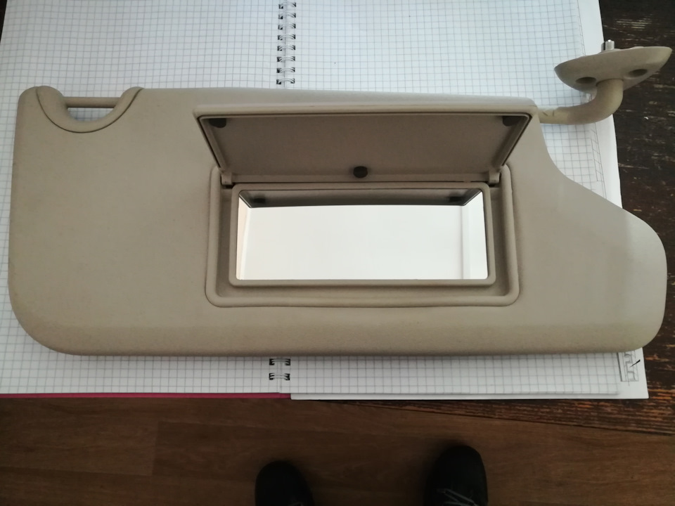 Заміна дзеркала в сонцезахисному козирку Dodge Journey 1