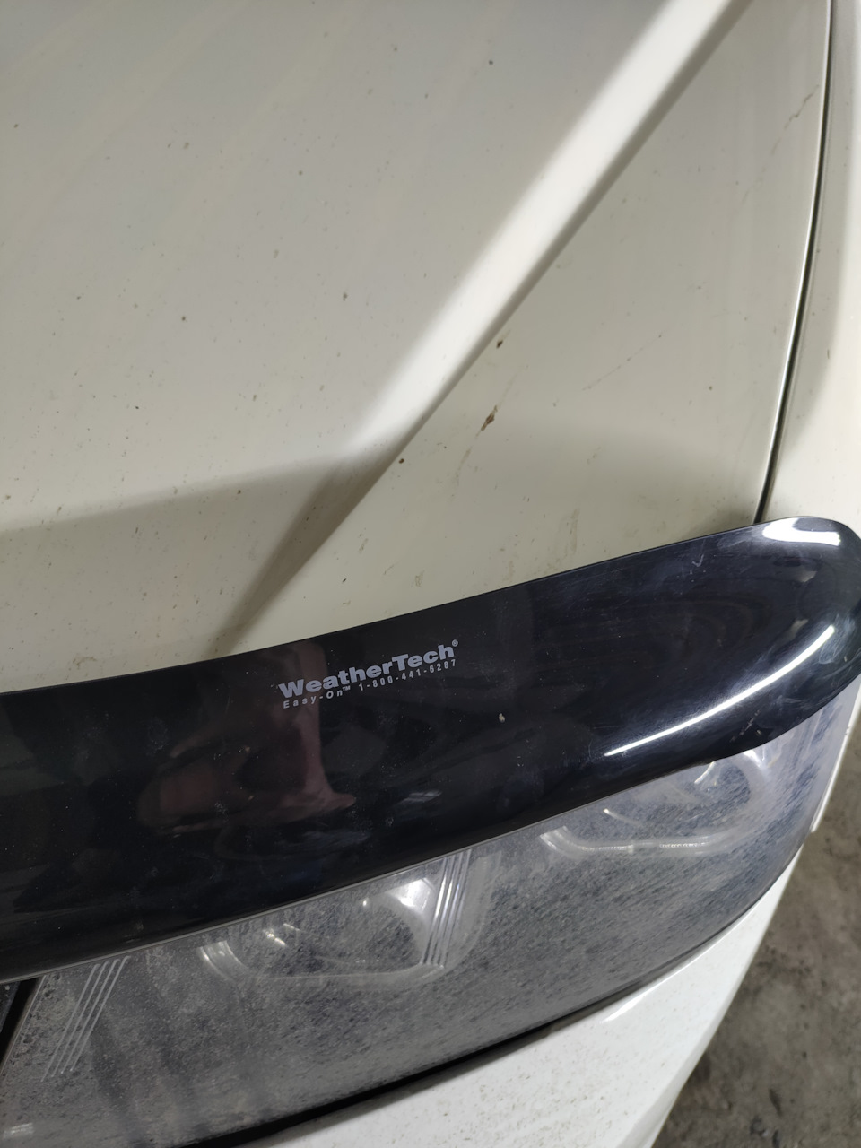 Встановлення спойлера капота Weathertech 5