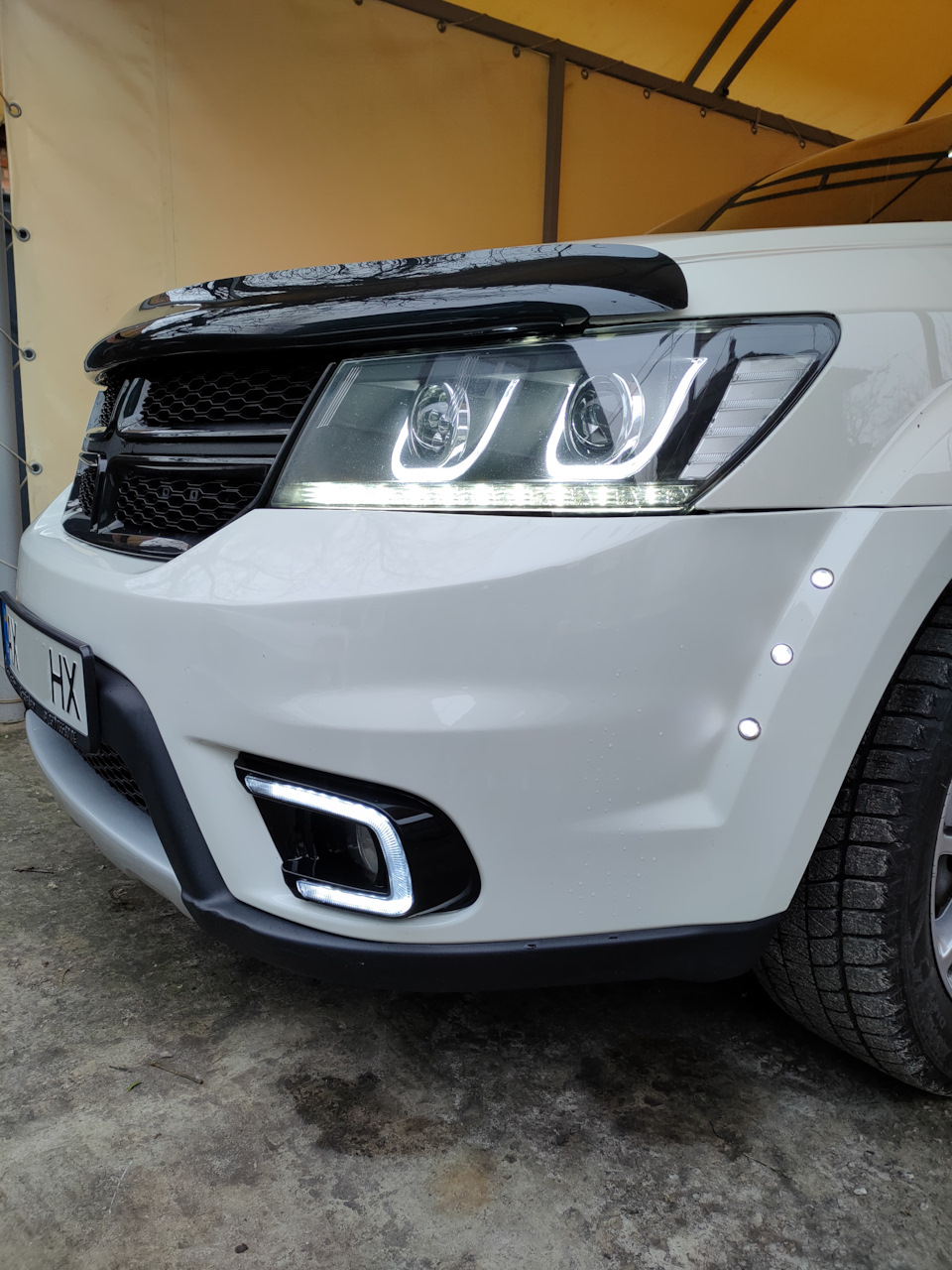 Встановлення спойлера капота Weathertech 2