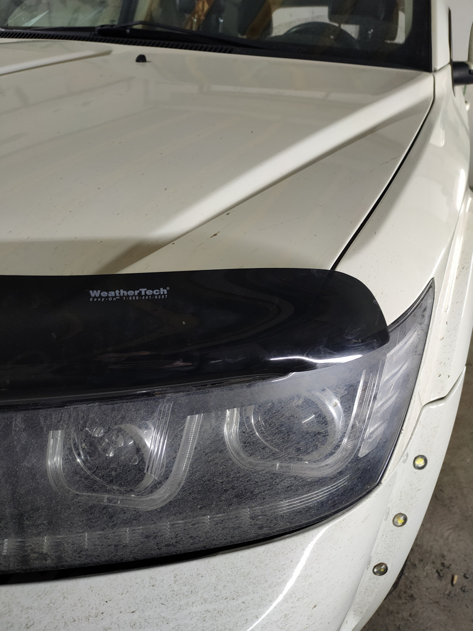 Встановлення спойлера капота Weathertech 4