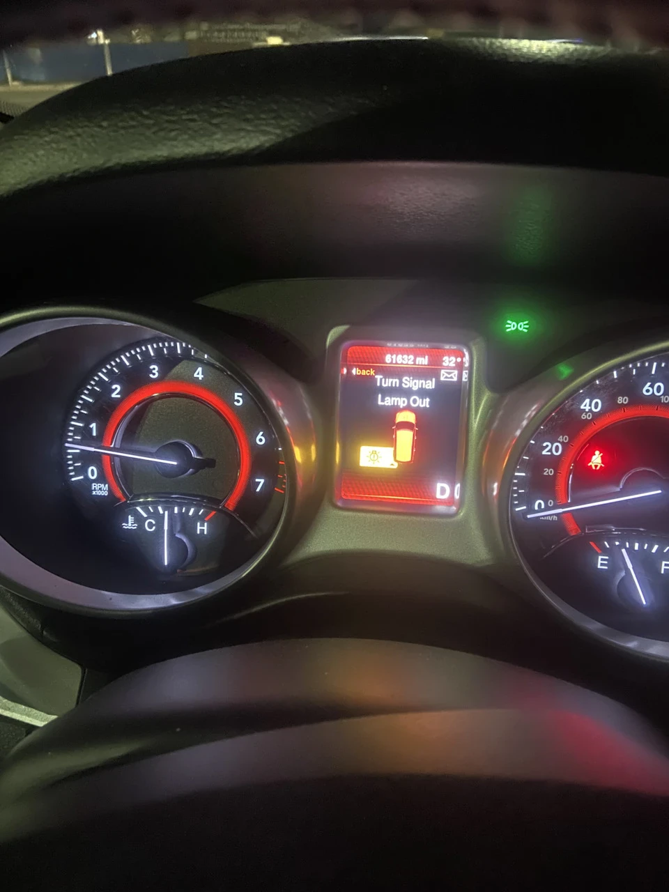 Заміна лампочки заднього повороту на Dodge journey