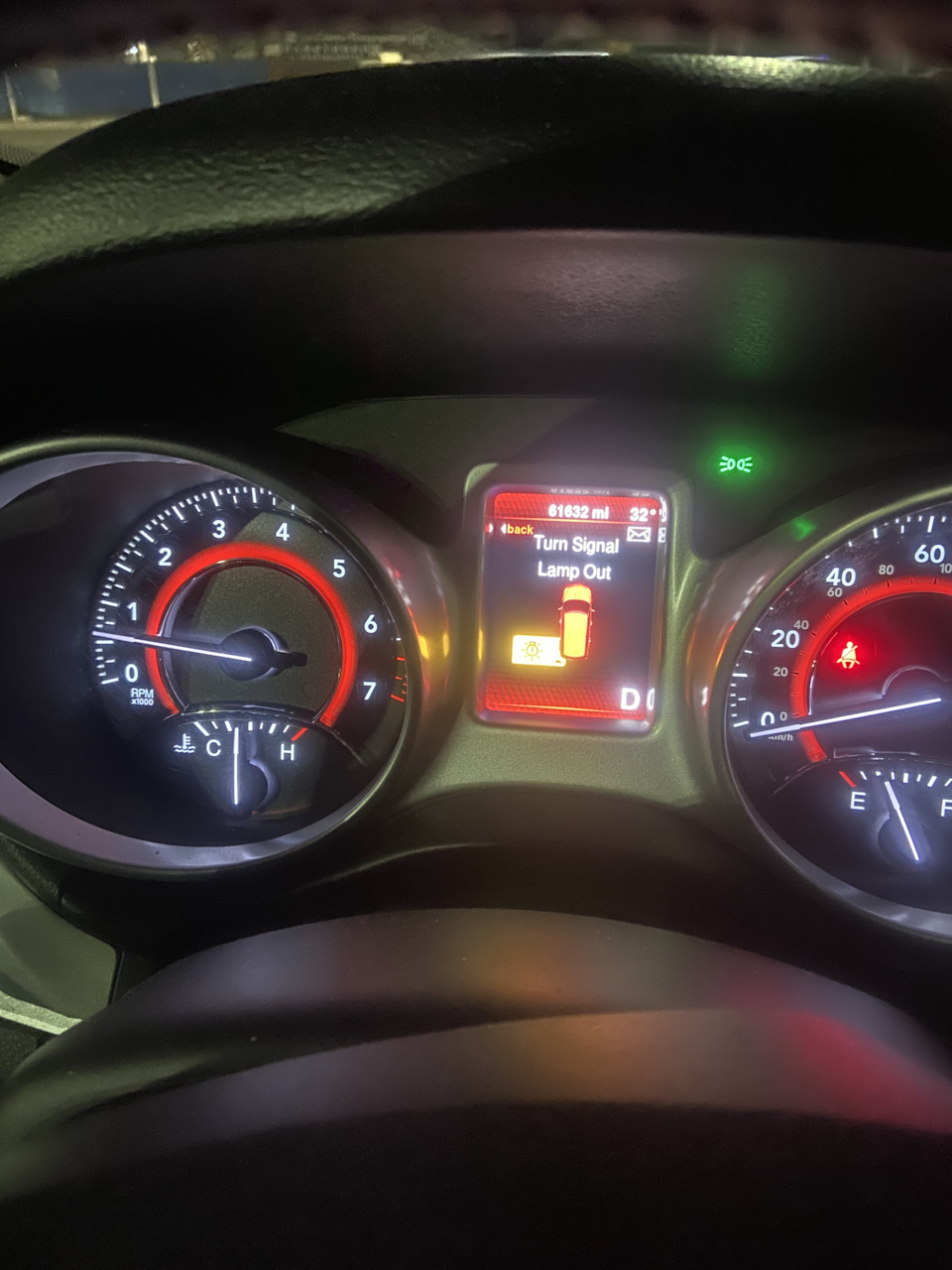Заміна лампочки заднього повороту на Dodge journey 1