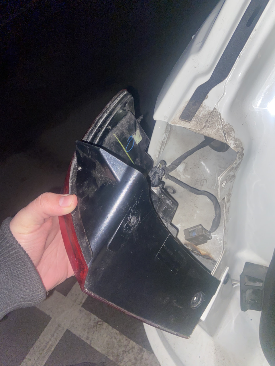 Заміна лампочки заднього повороту на Dodge journey 5