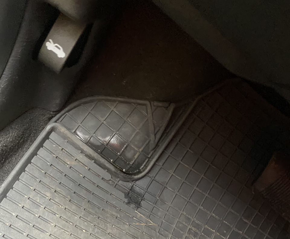 Мокрий слід на водійському килимку, в авто пахне антифризом, потіють шибки і температура при їзді тримається на середині 2