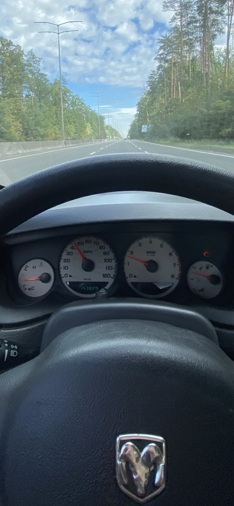 Мокрий слід на водійському килимку, в авто пахне антифризом, потіють шибки і температура при їзді тримається на середині