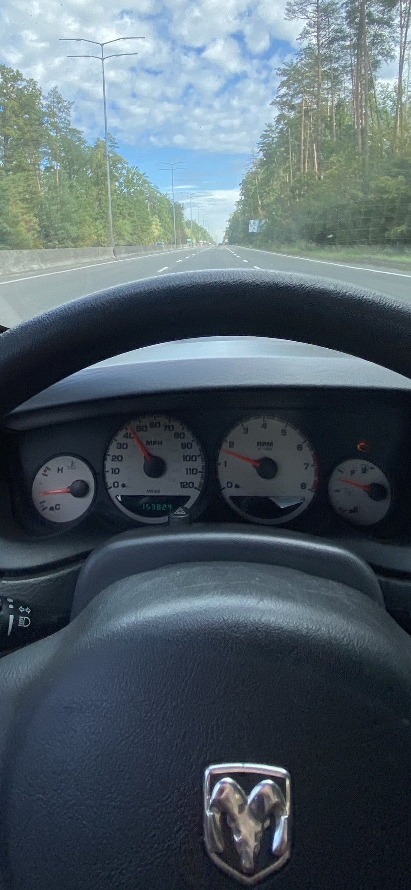 Мокрий слід на водійському килимку, в авто пахне антифризом, потіють шибки і температура при їзді тримається на середині 1