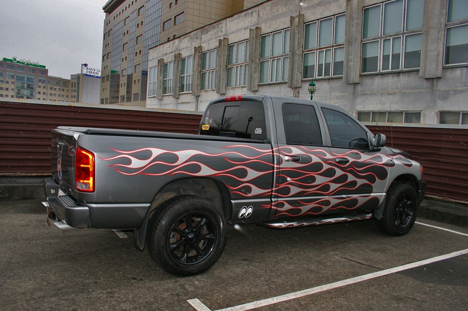 Eightball і Flame на порогах Dodge Ram 1500 Quad Cab 5
