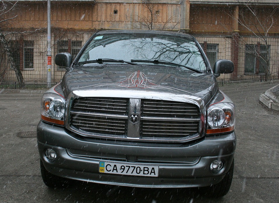Eightball і Flame на порогах Dodge Ram 1500 Quad Cab 4