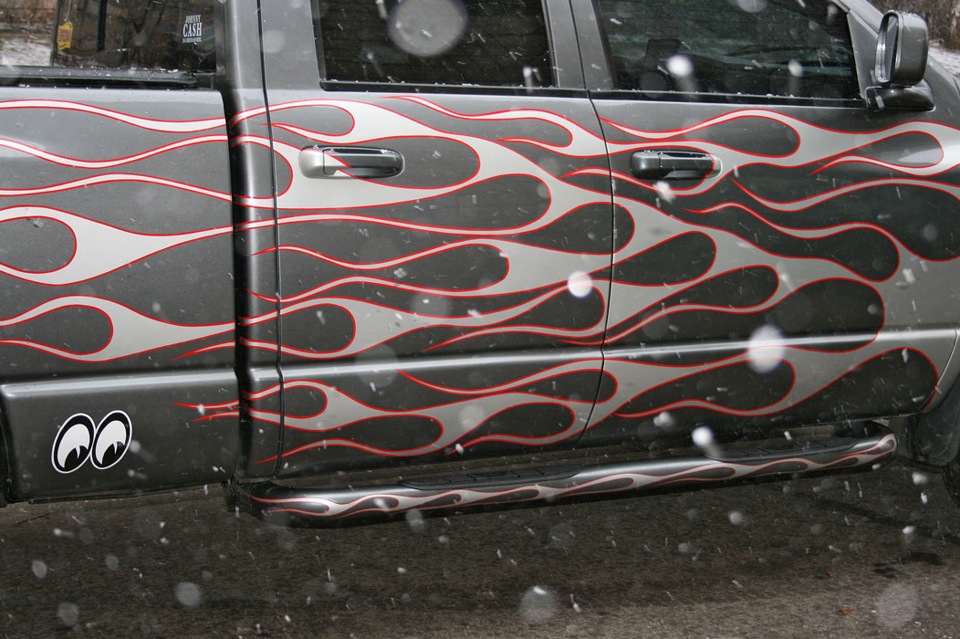 Eightball і Flame на порогах Dodge Ram 1500 Quad Cab 3