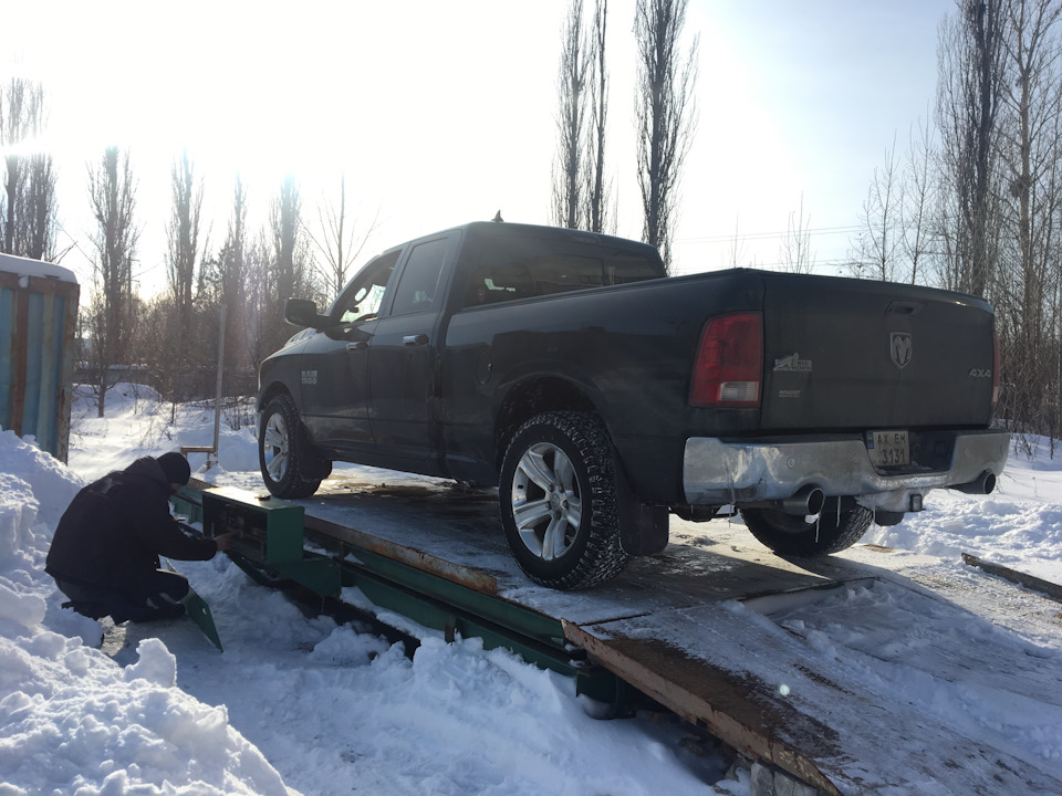 Скільки важить Dodge Ram 1500? 1