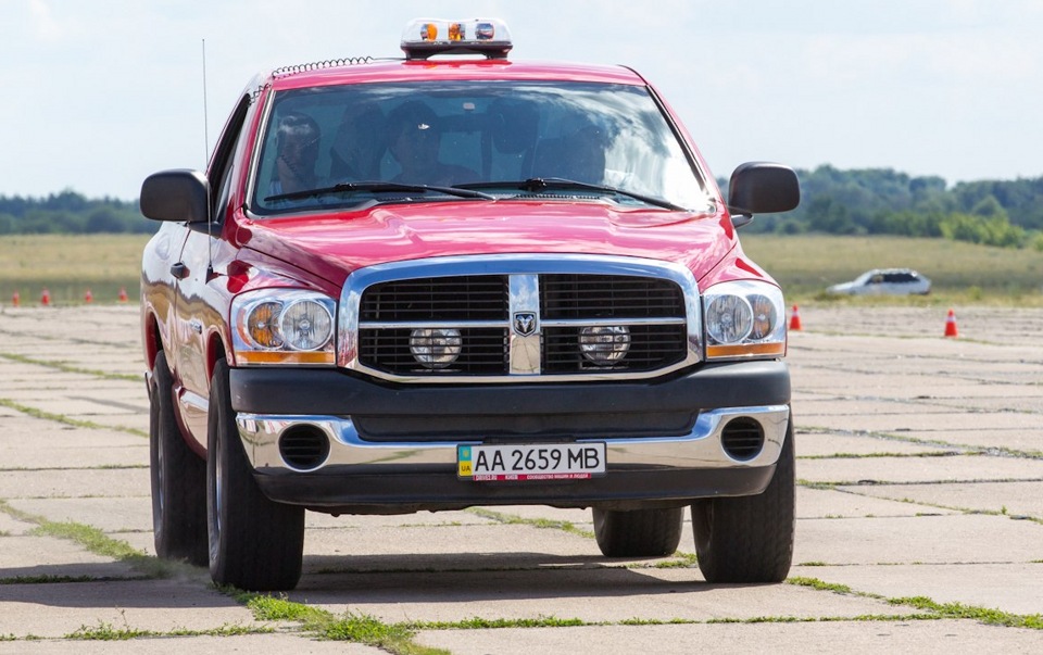 Dodge приміряв костюм Safety Truck 1