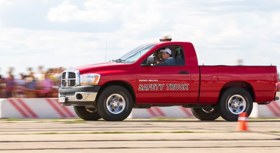 Dodge приміряв костюм Safety Truck 2
