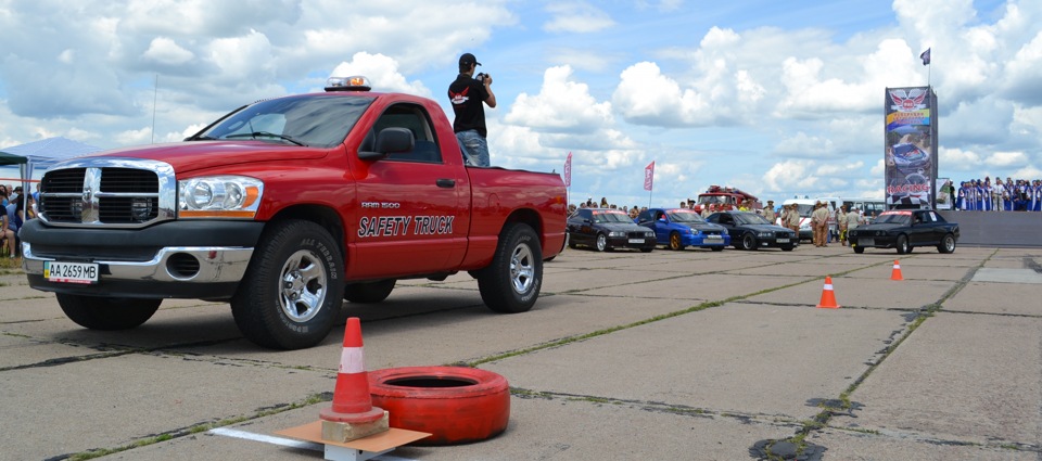 Dodge приміряв костюм Safety Truck 4