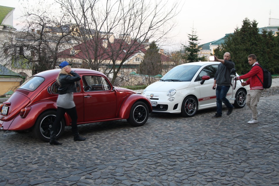 Зустріч поколінь: Abart 500 2012 vs VW Beetle 1972 4