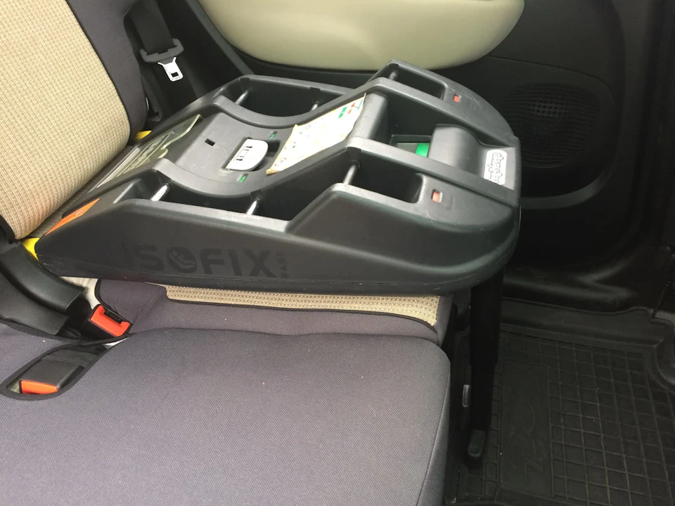 База Isofix та дитячий візок Fiat 500
