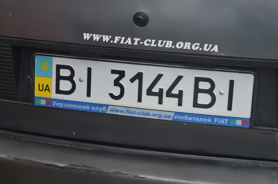 Закріпив болтами номерні знаки 1