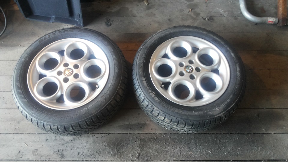 Устанавливаю диски с Alfa Romeo 16 . 5/98 1