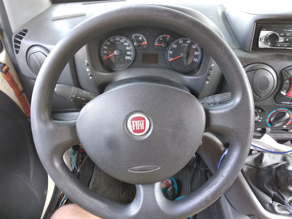 Рульове колесо в шкіру молодого кЕтайського дерьмонтіна на FIAT DOBLO 4
