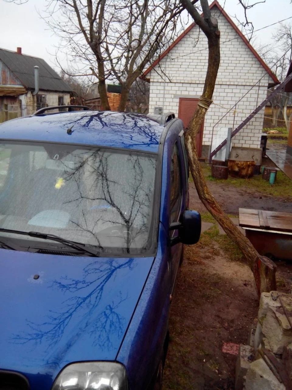 *припаркувався*