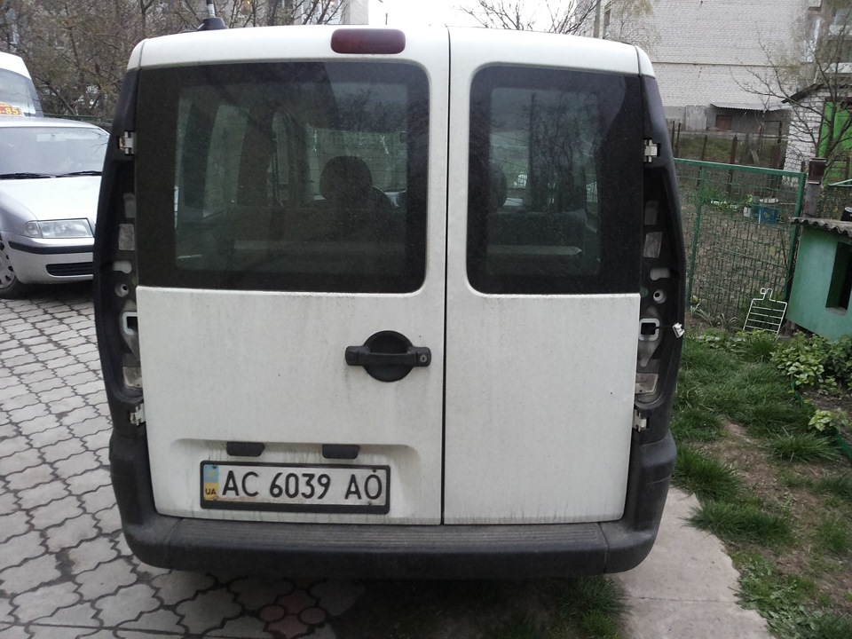Обклеювання задніх фар і миття двигуна 1