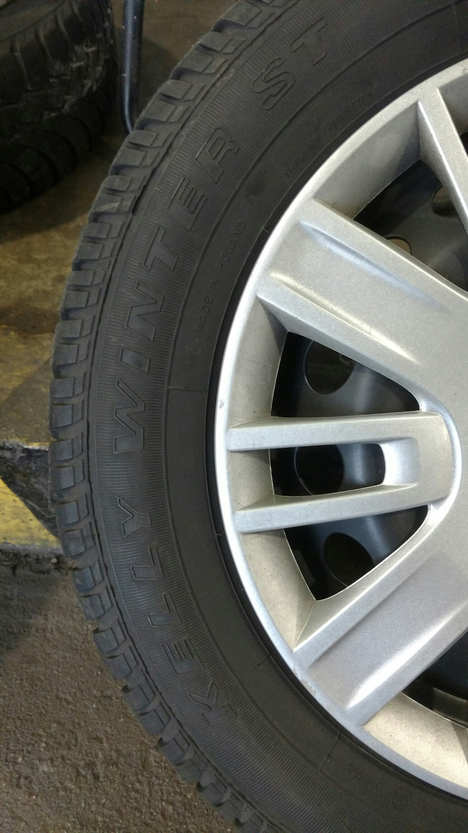 Зимова гумка продалася 195/65R15 4